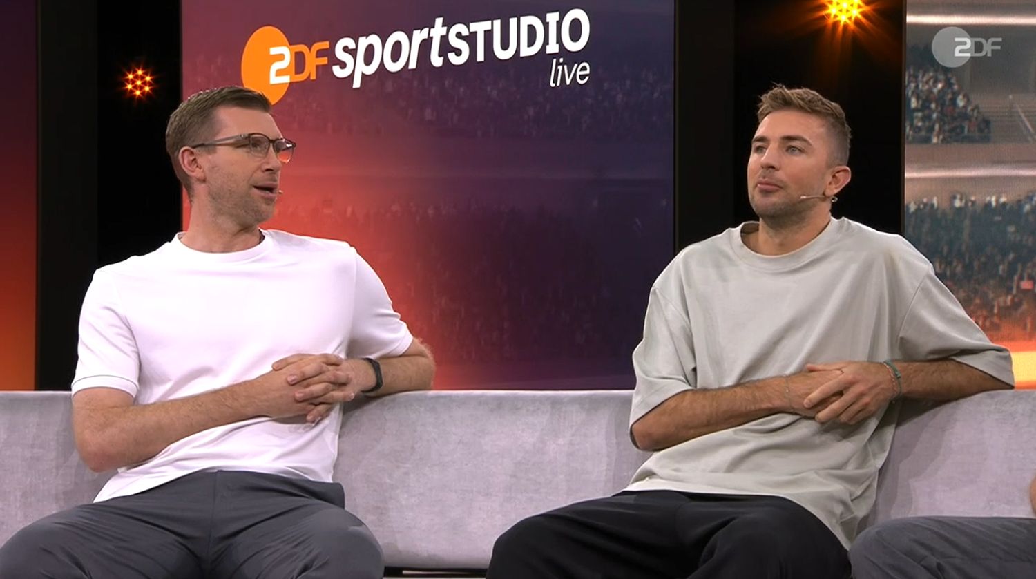 Per Mertesacker und Christoph Kramer diskutieren auf der Couch im WM-Studio des ZDF.
