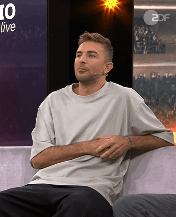 Per Mertesacker und Christoph Kramer diskutieren auf der Couch im WM-Studio des ZDF.