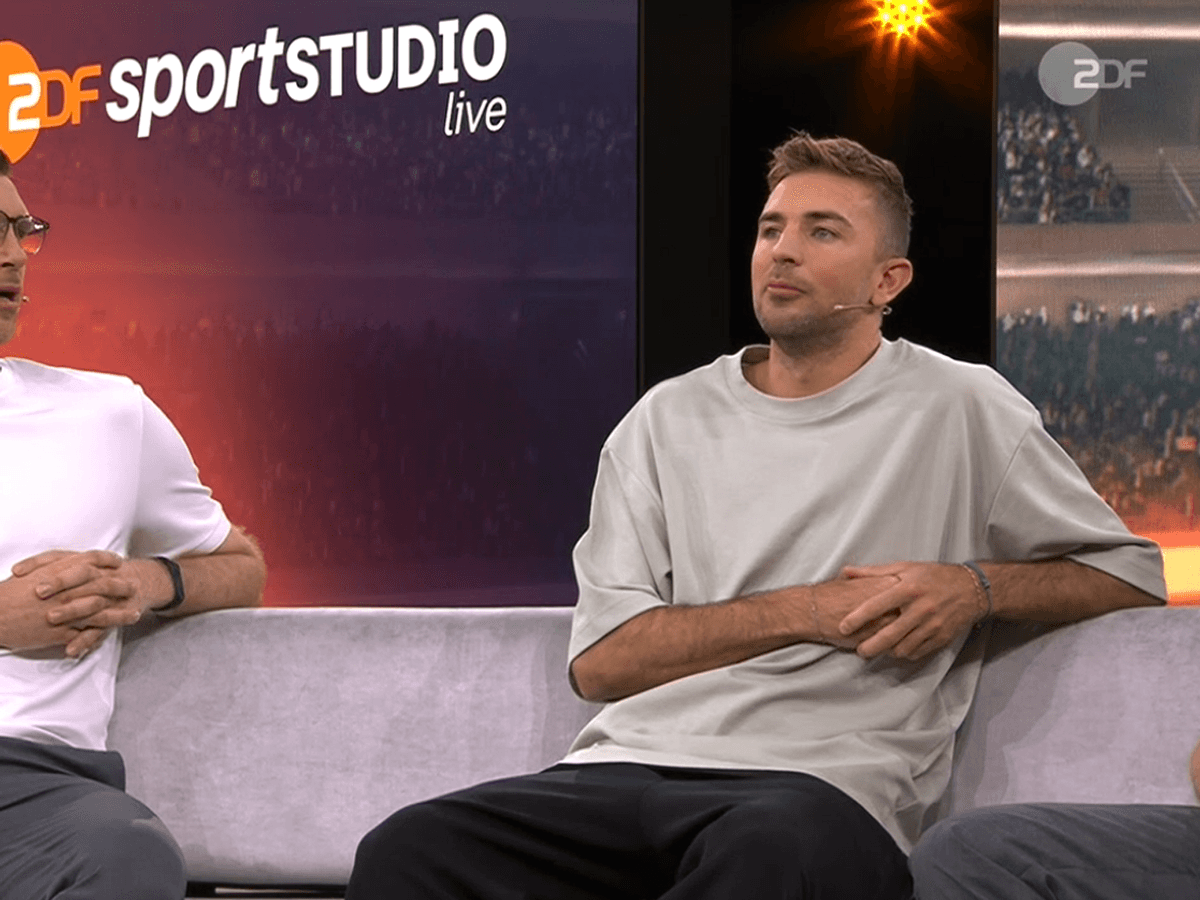 Per Mertesacker und Christoph Kramer diskutieren auf der Couch im WM-Studio des ZDF.