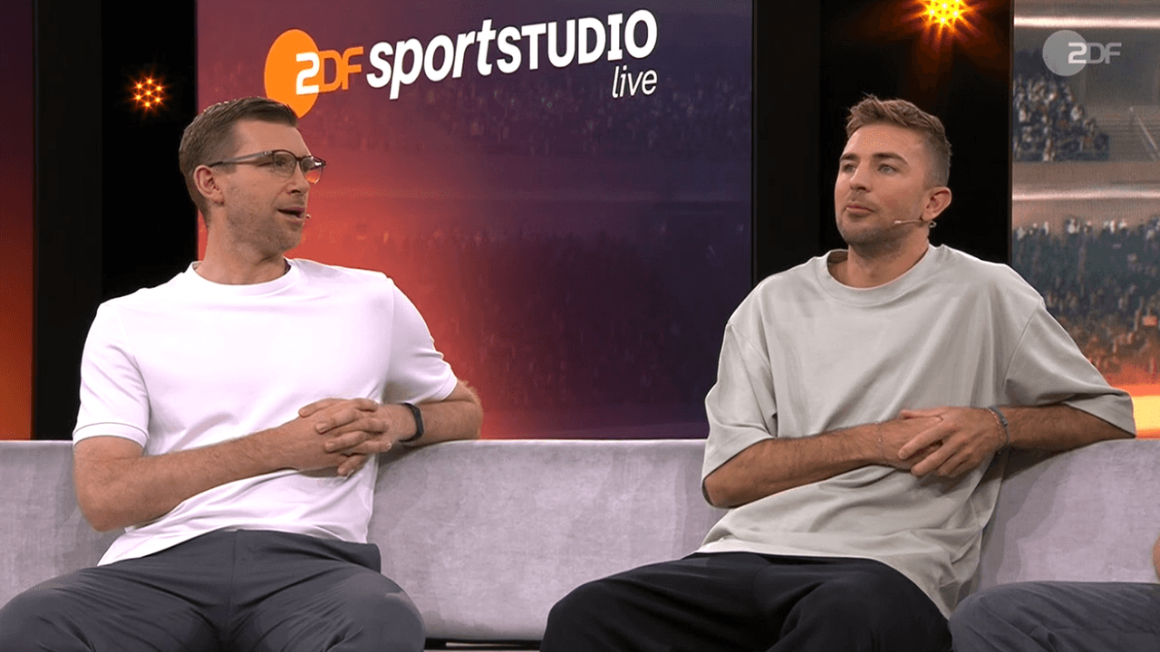 Per Mertesacker und Christoph Kramer diskutieren auf der Couch im WM-Studio des ZDF.