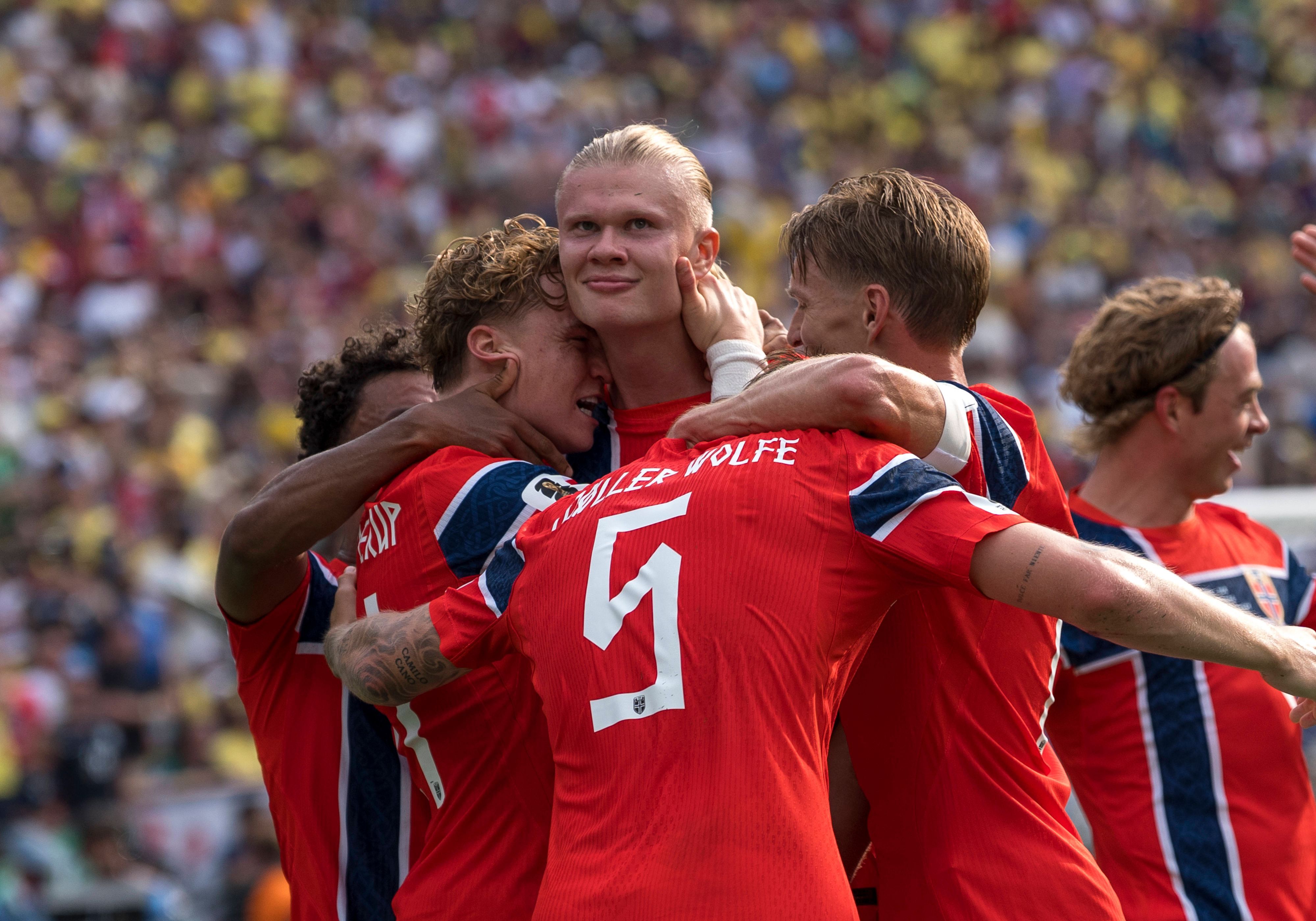 Erling Haaland jubelt mit seinen Teamkollegen.
