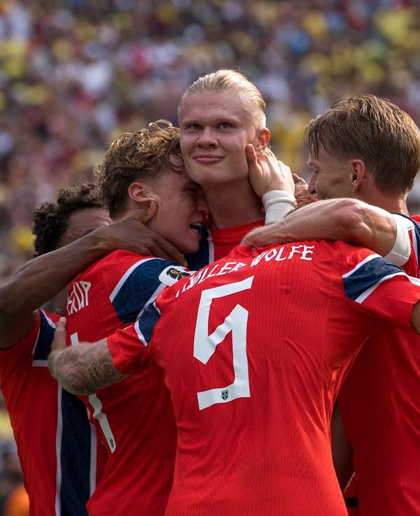 Erling Haaland jubelt mit seinen Teamkollegen.