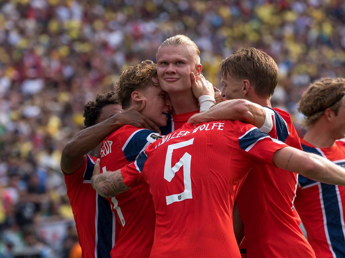 Erling Haaland jubelt mit seinen Teamkollegen.