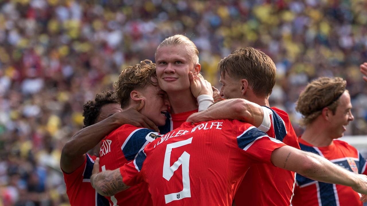 Erling Haaland jubelt mit seinen Teamkollegen.