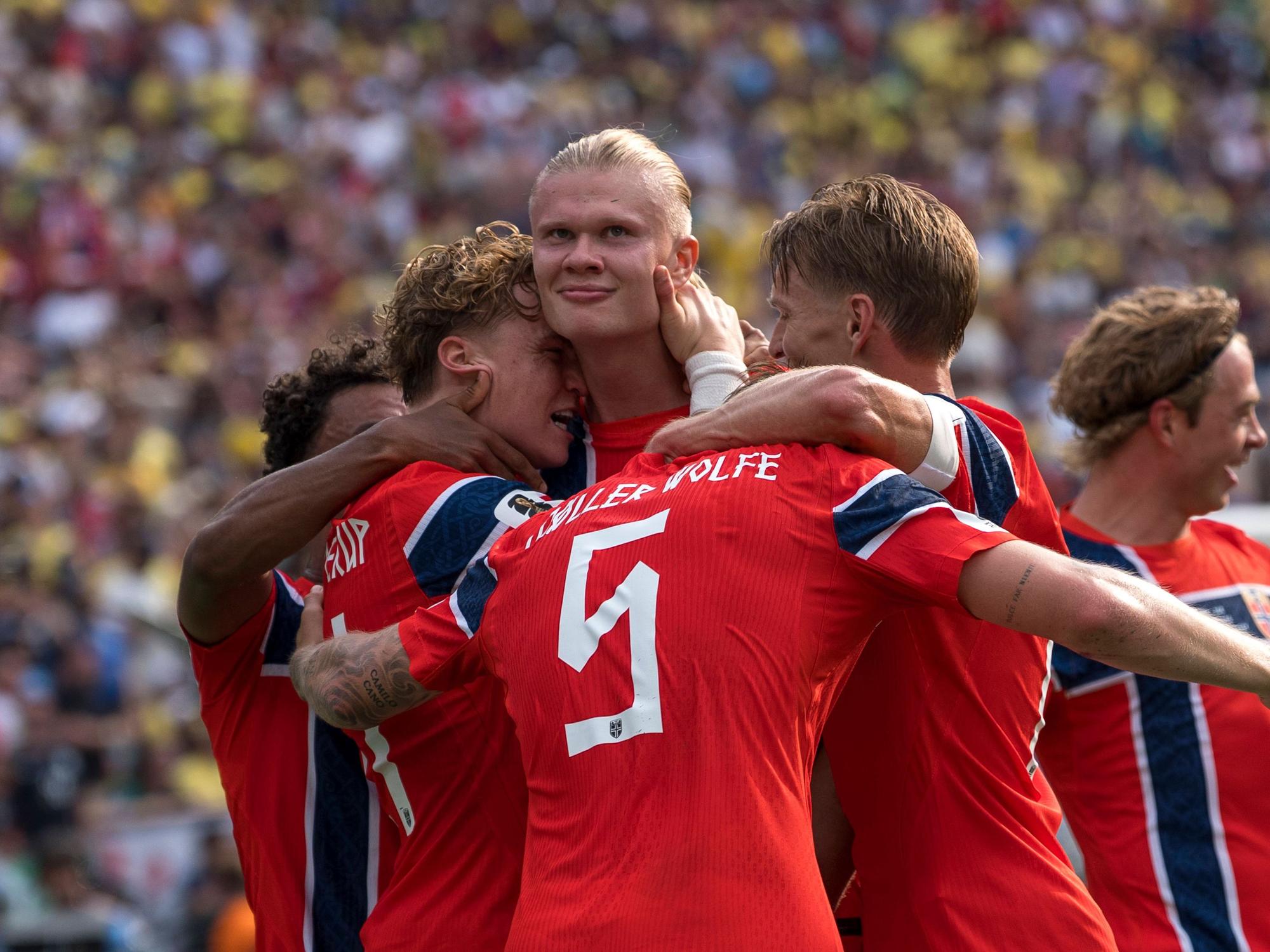 Erling Haaland jubelt mit seinen Teamkollegen.