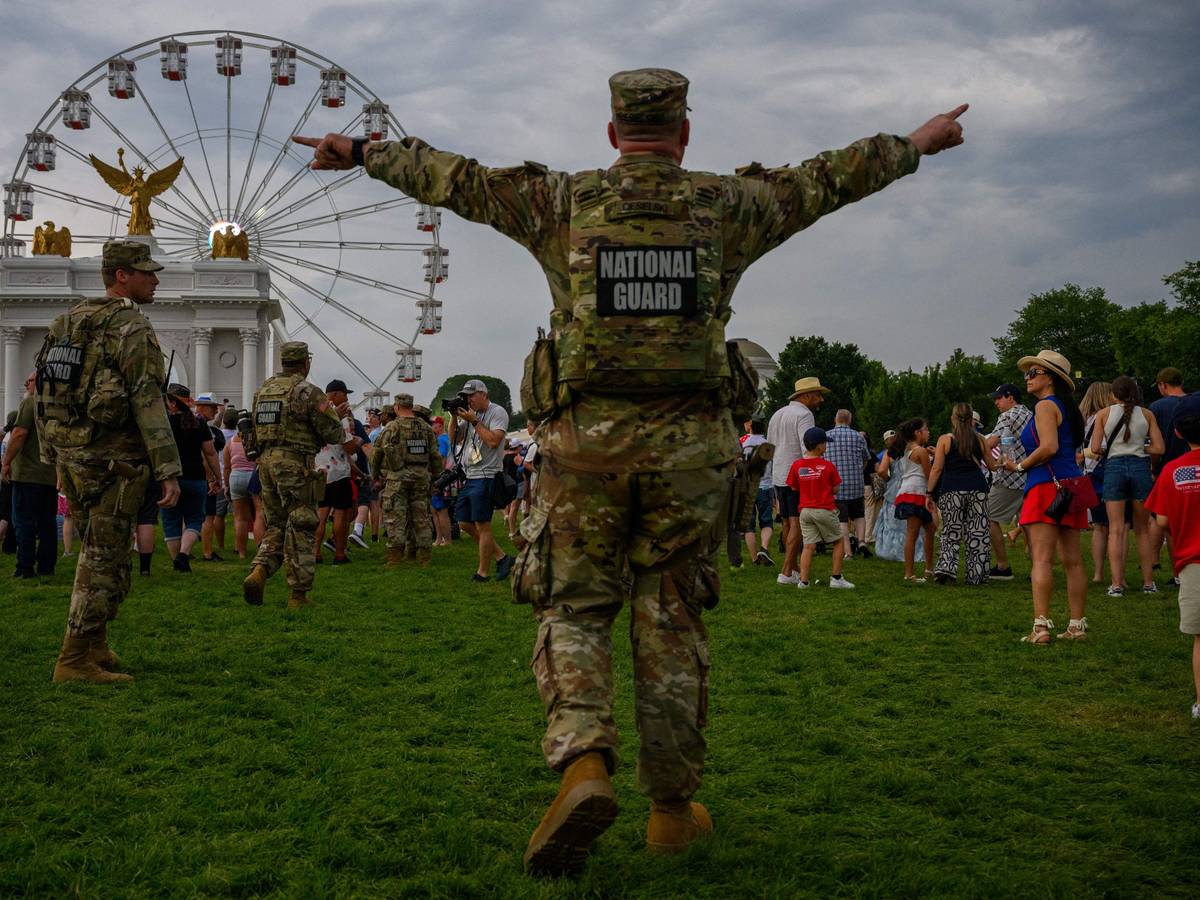 Truppen der US-Nationalgarde versuchen, das Gelände zu räumen.