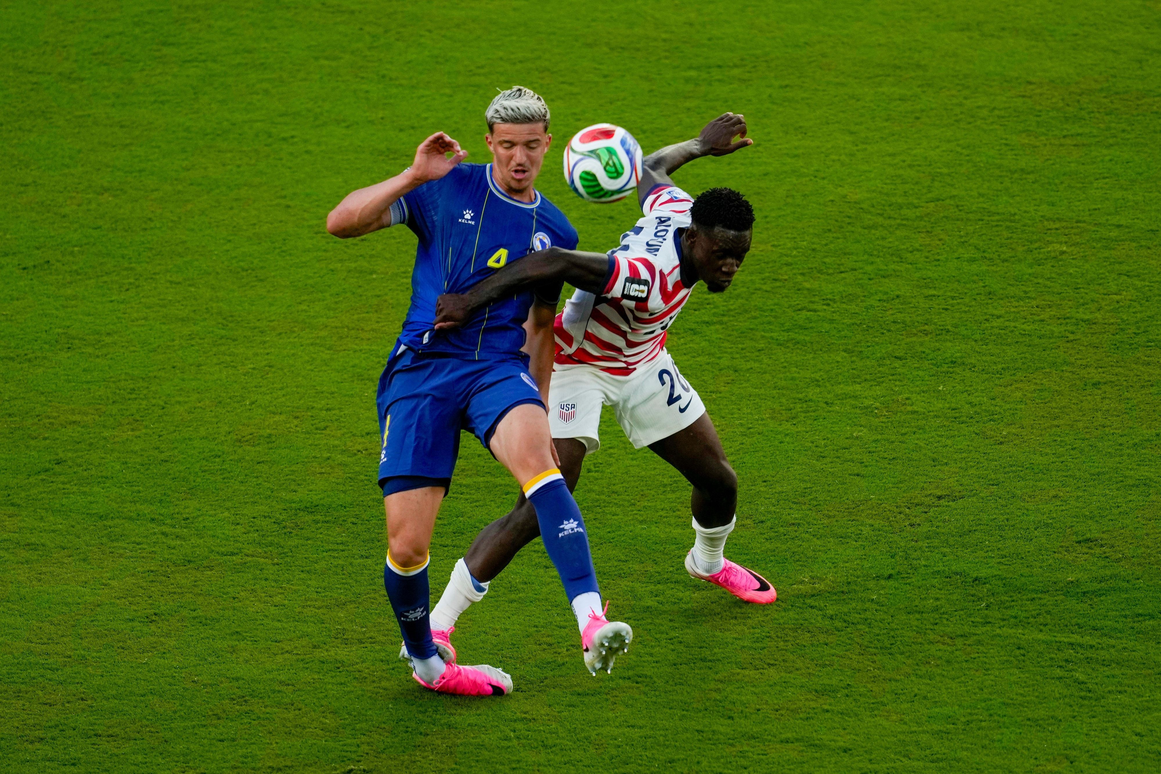 Folarin Balogun (USA, r) foult Bosniens Tarik Muharemovic.