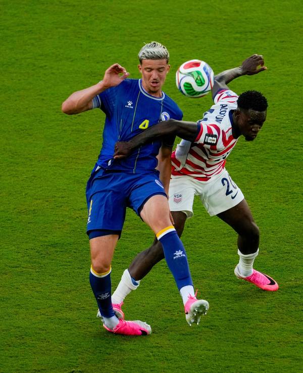Folarin Balogun (USA, r) foult Bosniens Tarik Muharemovic.