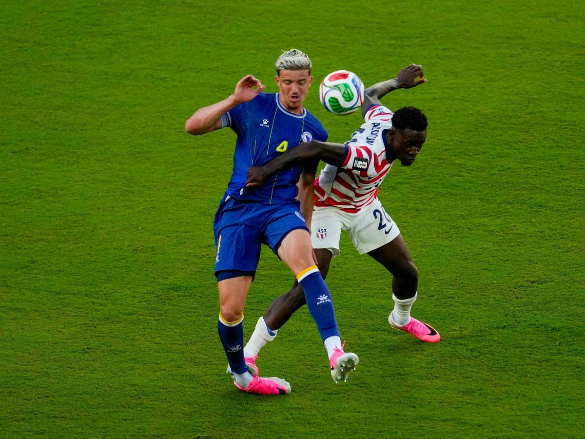 Folarin Balogun (USA, r) foult Bosniens Tarik Muharemovic.