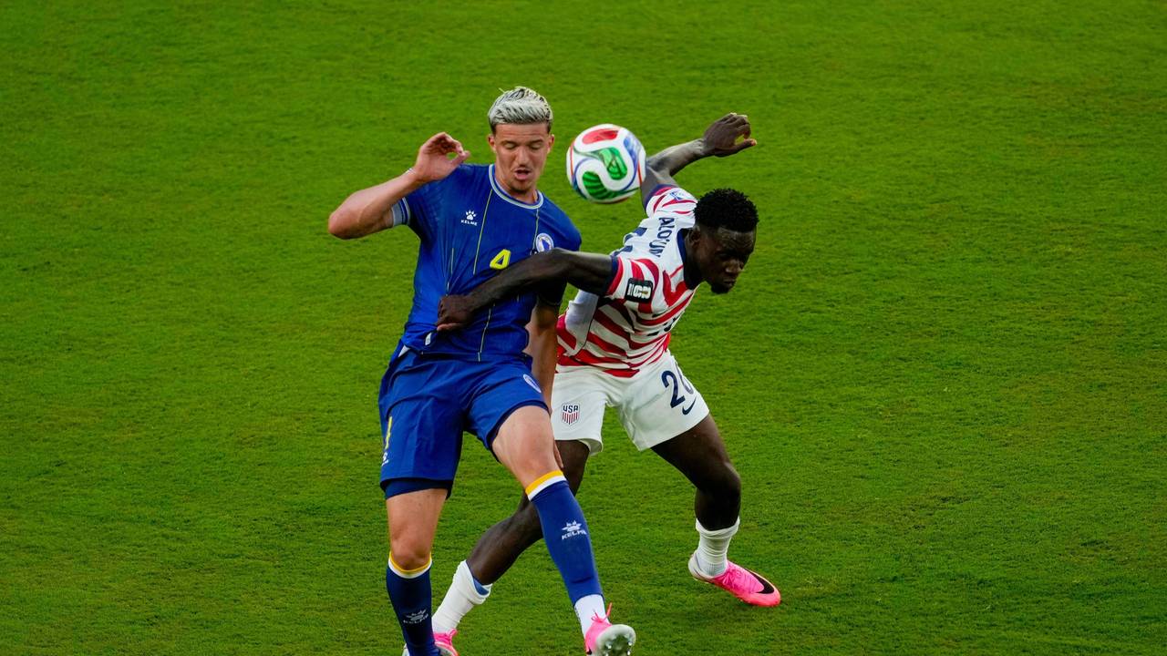Folarin Balogun (USA, r) foult Bosniens Tarik Muharemovic.