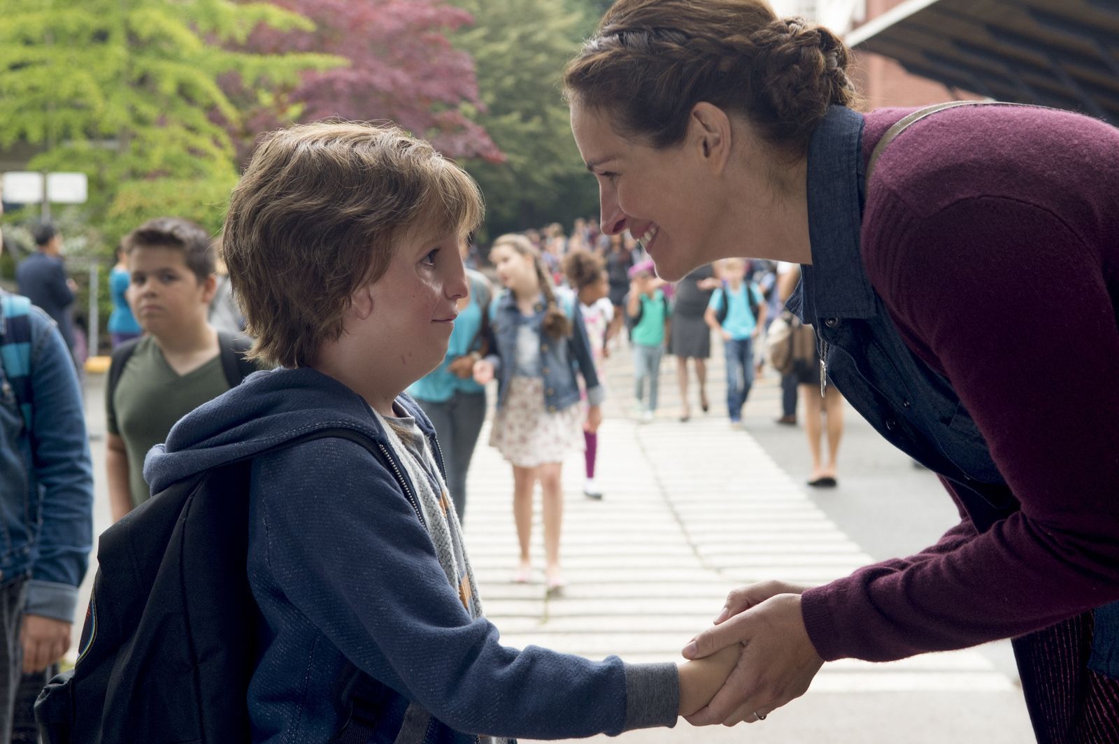 Auggie (Jacob Tremblay) ist im Gesicht von Geburt an entstellt. Seine Mutter (Julia Roberts) versucht ihn mit allen Mitteln zu unterstützen. (Bild: SAT.1 / Studiocanal GmbH / Dale Robinette)