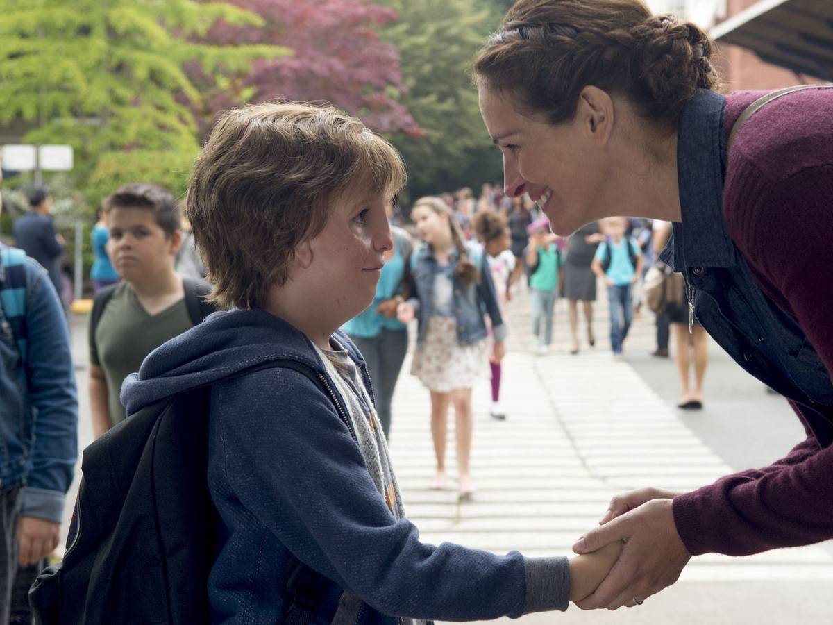 Auggie (Jacob Tremblay) ist im Gesicht von Geburt an entstellt. Seine Mutter (Julia Roberts) versucht ihn mit allen Mitteln zu unterstützen. (Bild: SAT.1 / Studiocanal GmbH / Dale Robinette)
