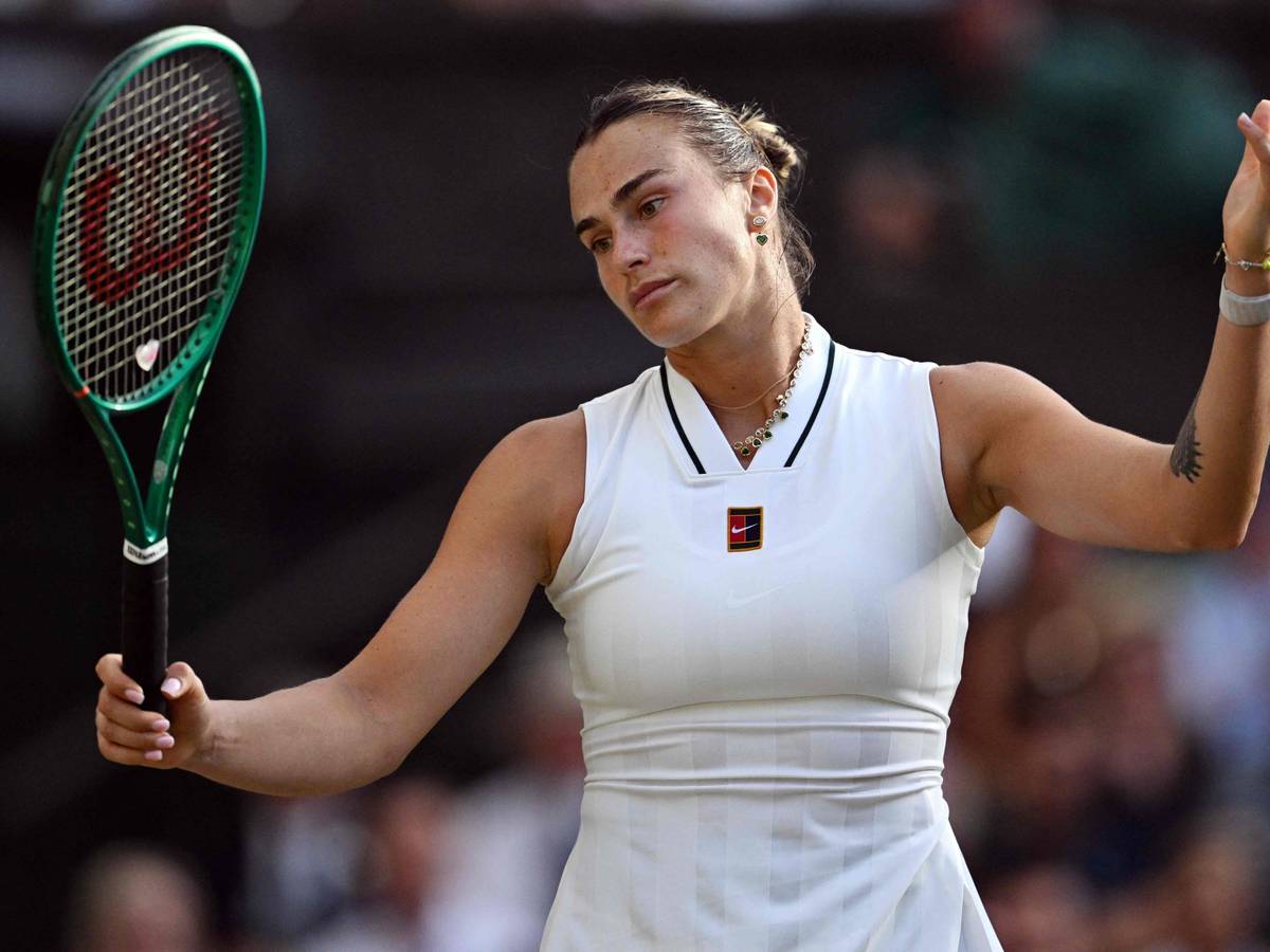 Aryna Sabalenka reagiert enttäuscht und hebt die Arme.