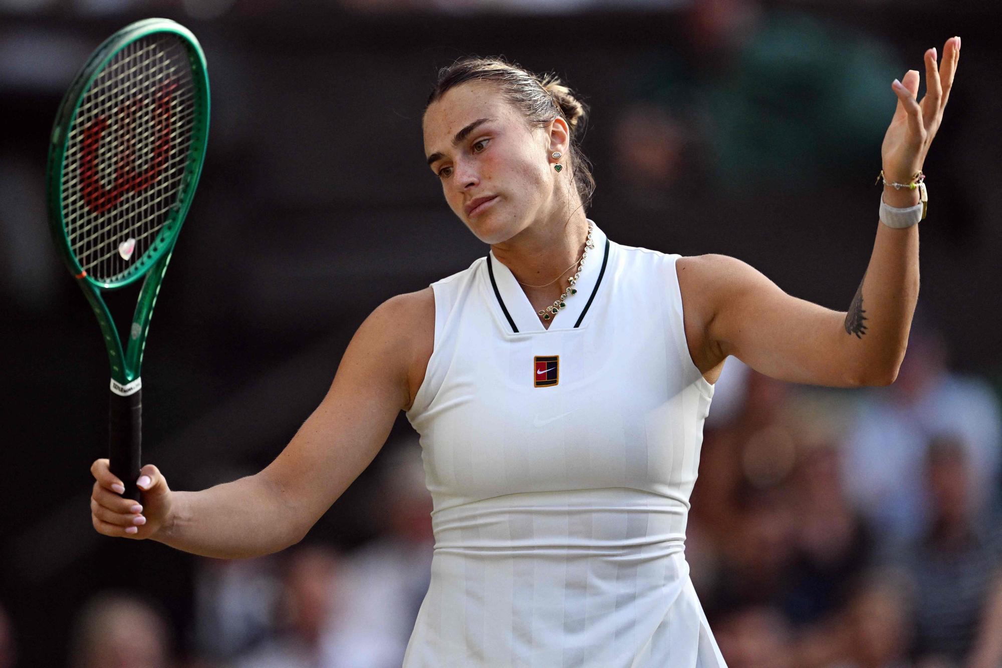 Aryna Sabalenka reagiert enttäuscht und hebt die Arme.