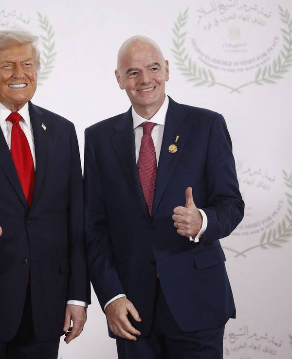 US-Präsident Donald Trump und Fifa-Präsident Gianni Infantino heben die Daumen.
