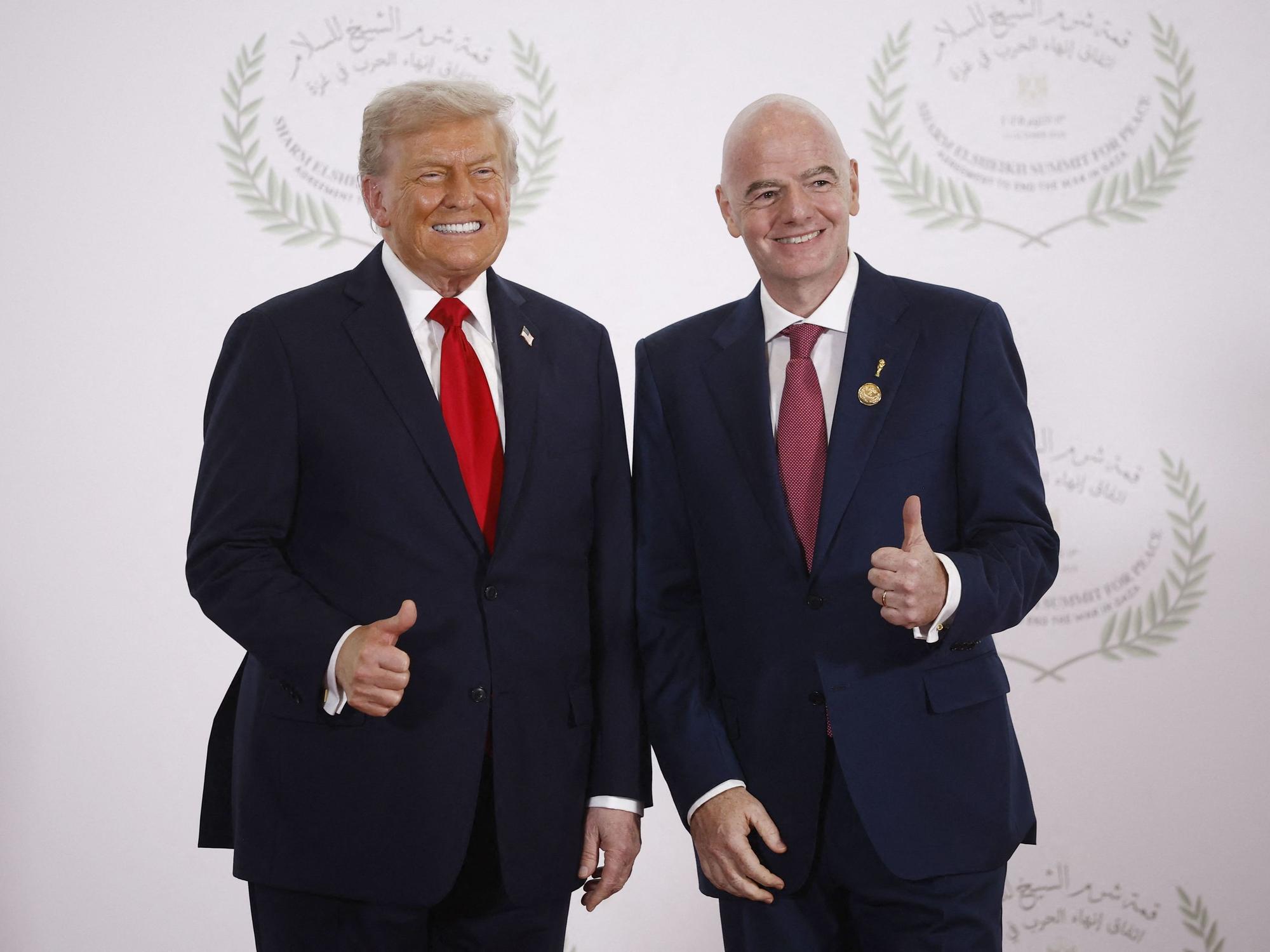 US-Präsident Donald Trump und Fifa-Präsident Gianni Infantino heben die Daumen.