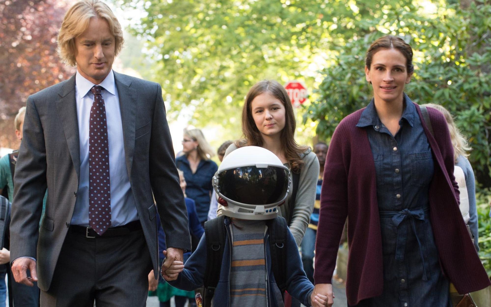 Nachdem seine Eltern Nate (Owen Wilson) und Isabel (Julia Roberts) Auggie (Jacob Tremblay) bisher eher vor der Außenwelt versteckt haben, soll er nun auf eine öffentliche Schule gehen. (Bild: SAT.1 / Studiocanal GmbH / Dale Robinette)