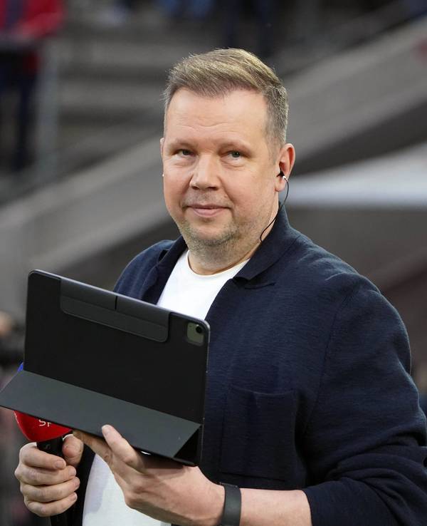 Wolff Fuss mit Tablet im Stadion.