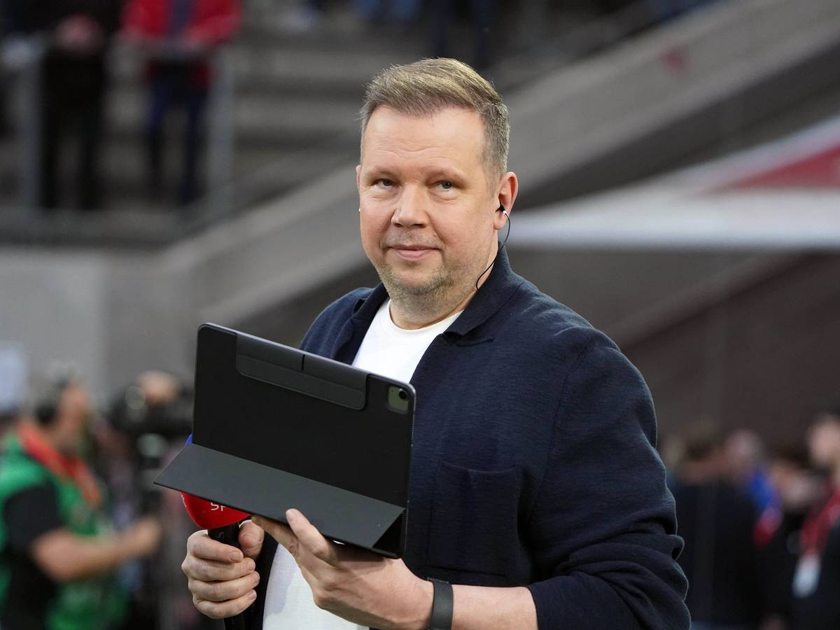 Wolff Fuss mit Tablet im Stadion.