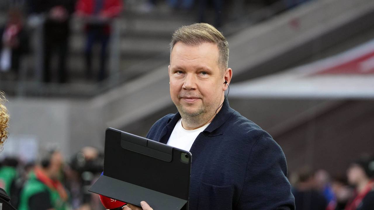 Wolff Fuss mit Tablet im Stadion.