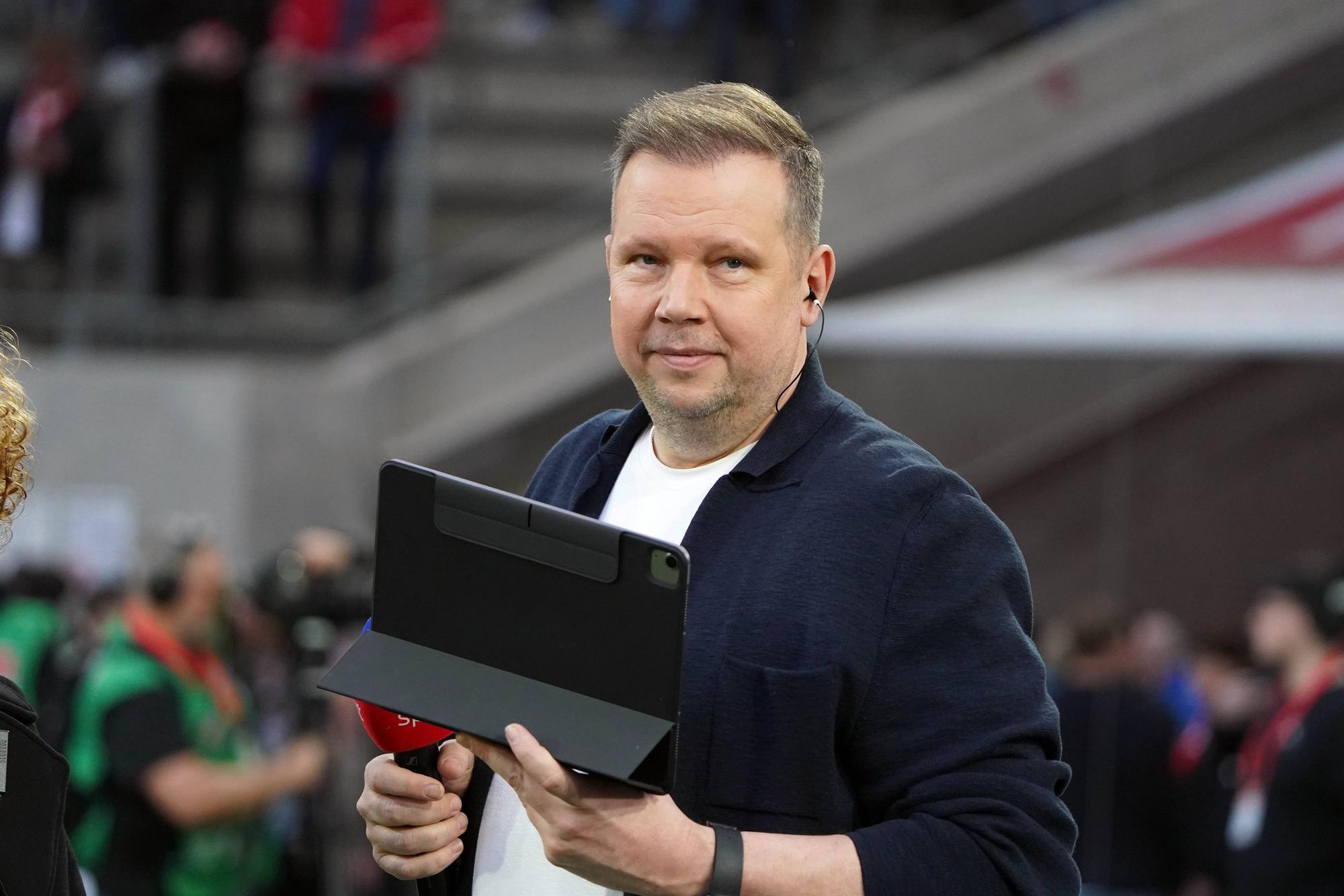 Wolff Fuss mit Tablet im Stadion.