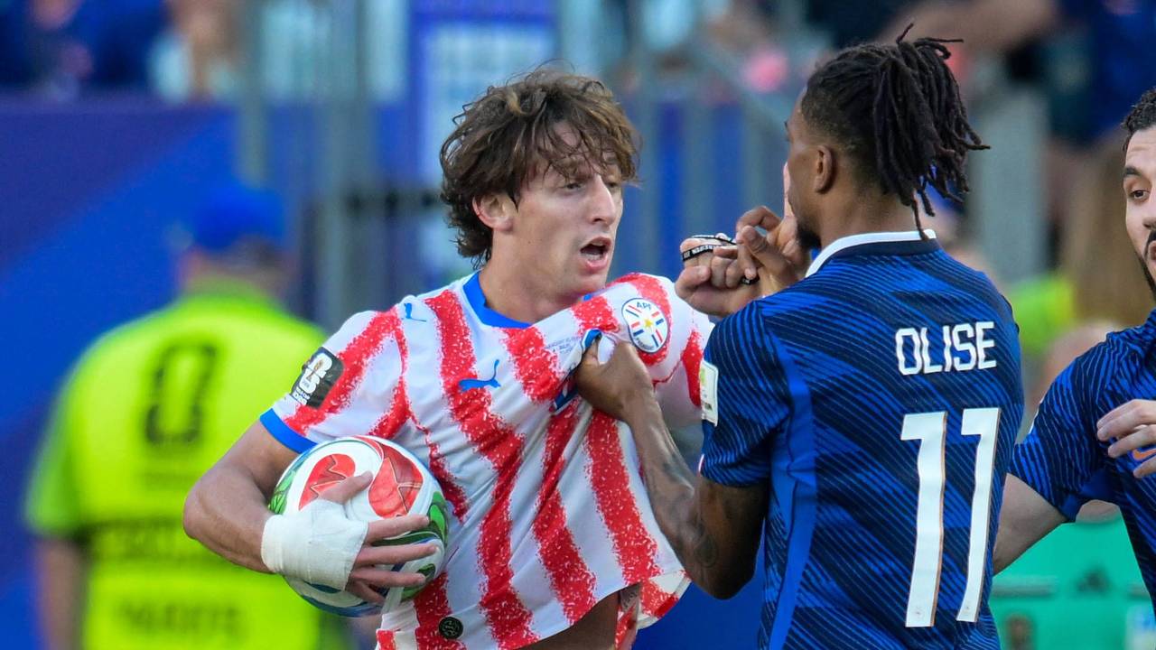 Michael Olise zeigt Matías Galarza mit dem Zeigefinger auf dem Mund an, still zu sein.