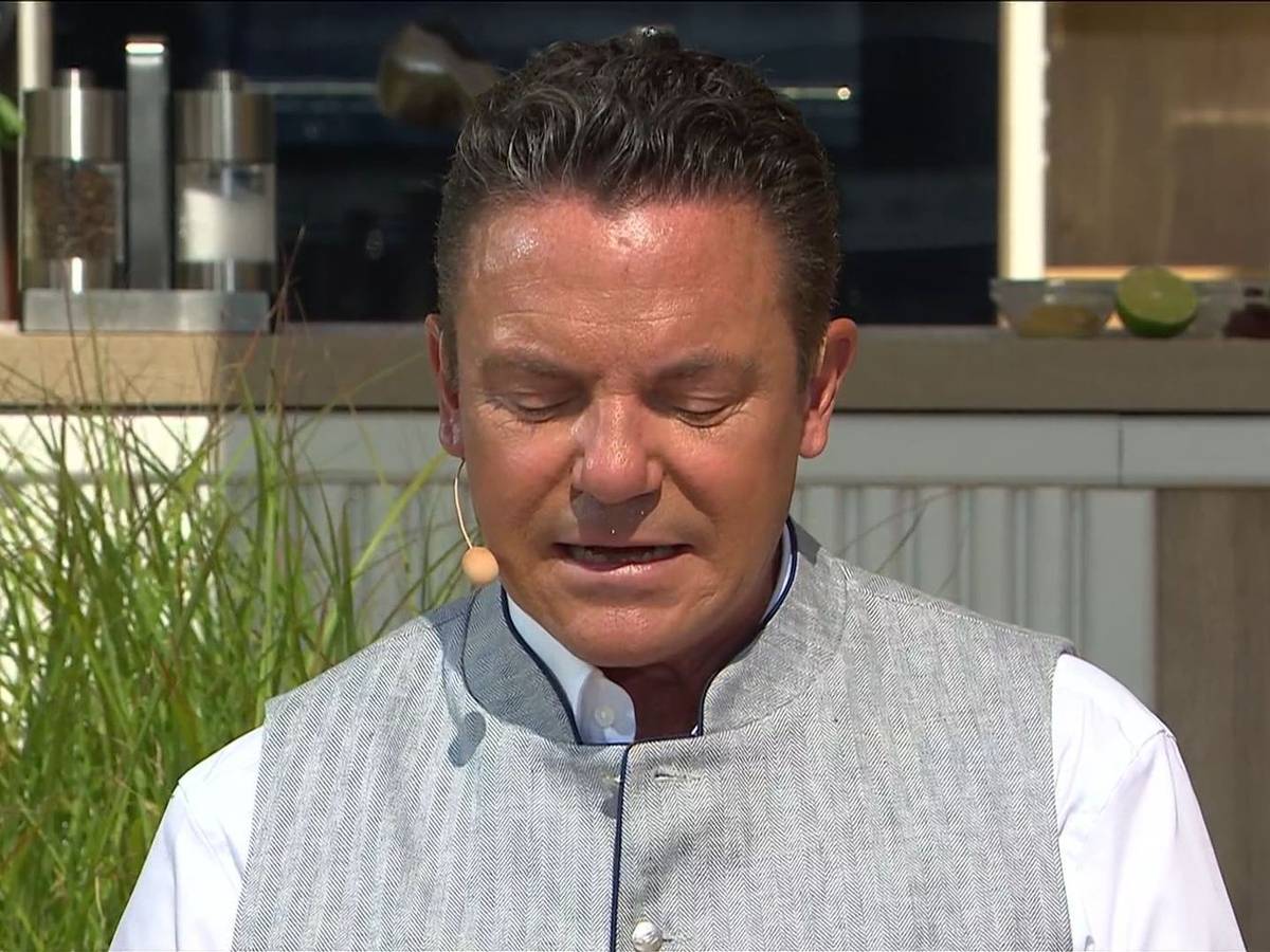 Im Gespräch mit Patrick Lindner erinnerte sich Stefan Mross an seine verstorbenen Eltern. (Bild: ARD)