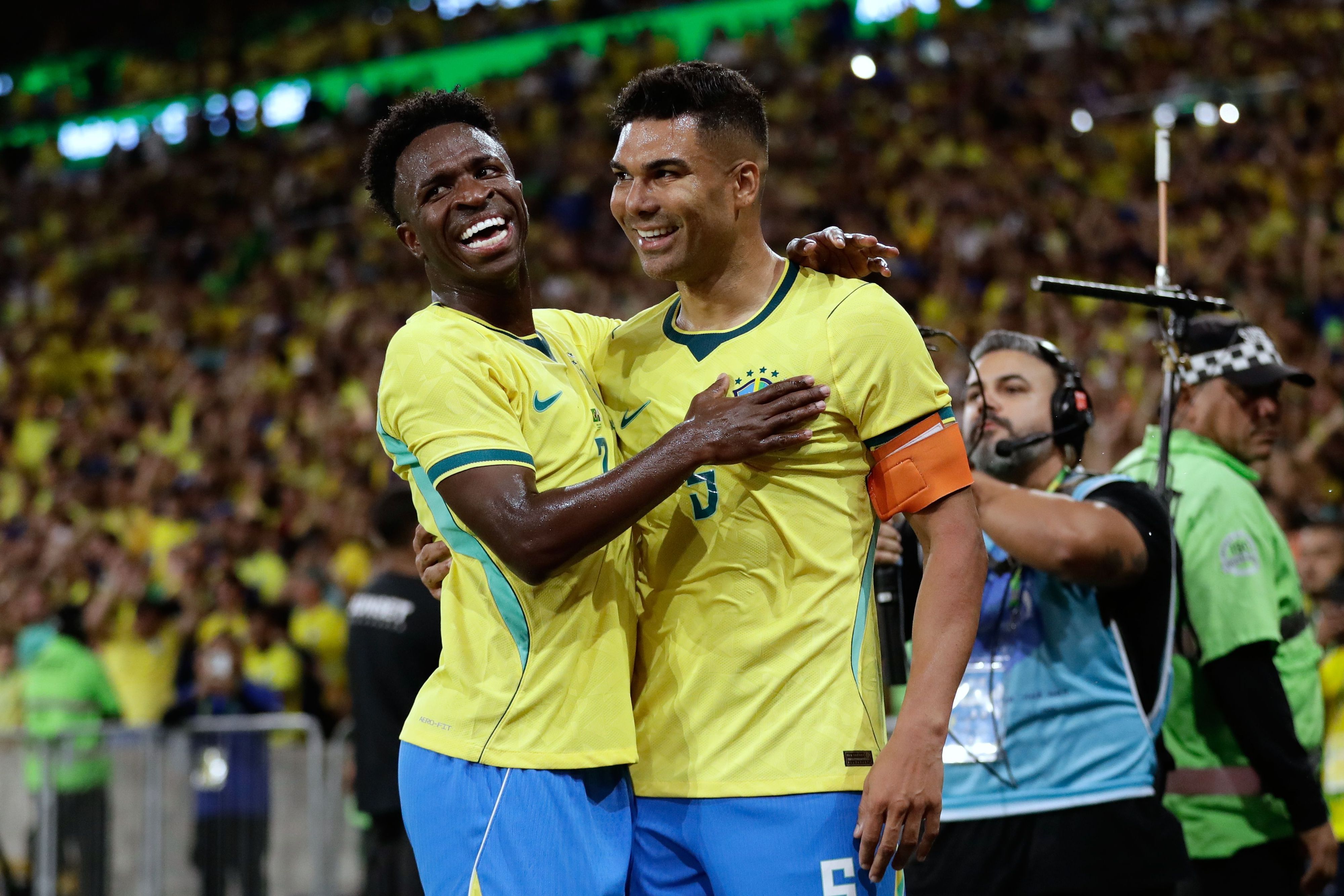 Der brasilianische Nationalspieler Casemiro (r) feiert mit seinem Teamkollegen Vinicius Junior nach dem zweiten Tor seiner Mannschaft gegen Panama während eines Freundschaftsspiels in Rio de Janeiro.