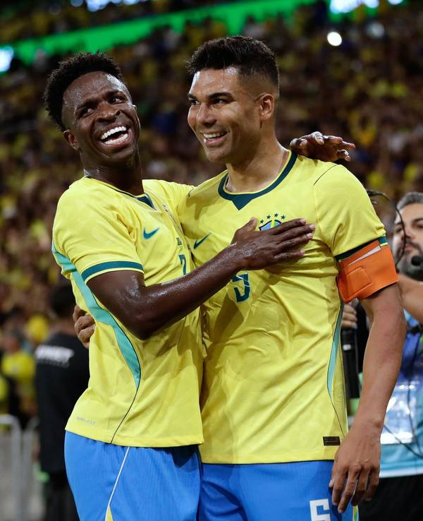 Der brasilianische Nationalspieler Casemiro (r) feiert mit seinem Teamkollegen Vinicius Junior nach dem zweiten Tor seiner Mannschaft gegen Panama während eines Freundschaftsspiels in Rio de Janeiro.