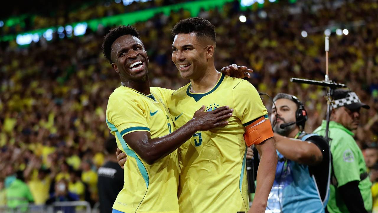 Der brasilianische Nationalspieler Casemiro (r) feiert mit seinem Teamkollegen Vinicius Junior nach dem zweiten Tor seiner Mannschaft gegen Panama während eines Freundschaftsspiels in Rio de Janeiro.