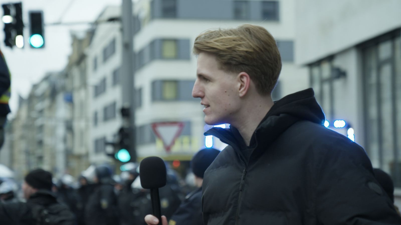 Es sei eine „relativ normale Situation“, dass ihm bei seinen Interviews das Mikrofon aus der Hand geschlagen werde, erzählt Marcant. (Bild: ZDF/Maximilian Neidlinger, probonoTV)