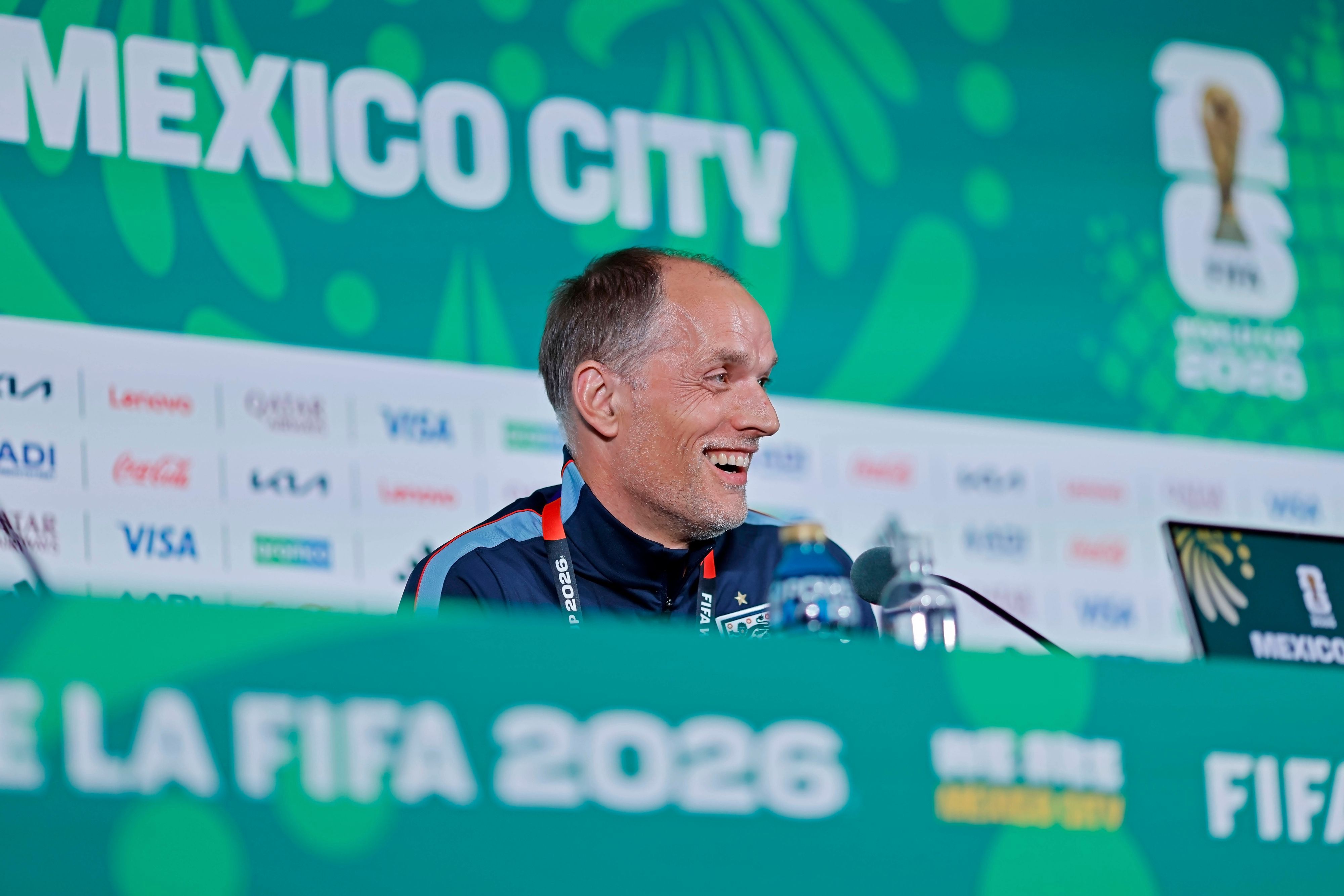 Thomas Tuchel lacht bei der Pressekonferenz.