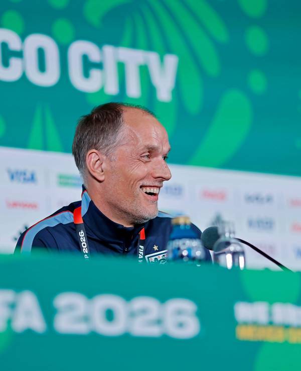 Thomas Tuchel lacht bei der Pressekonferenz.