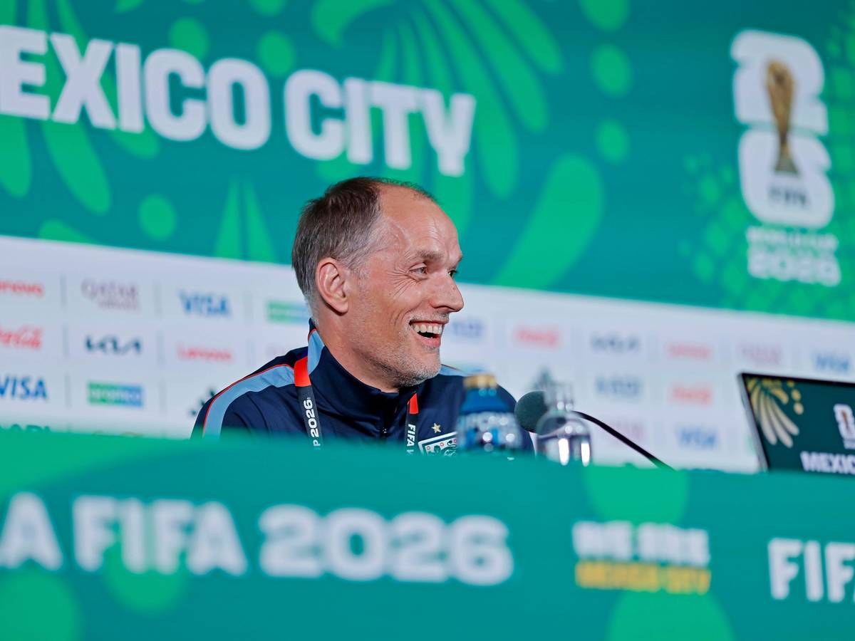 Thomas Tuchel lacht bei der Pressekonferenz.