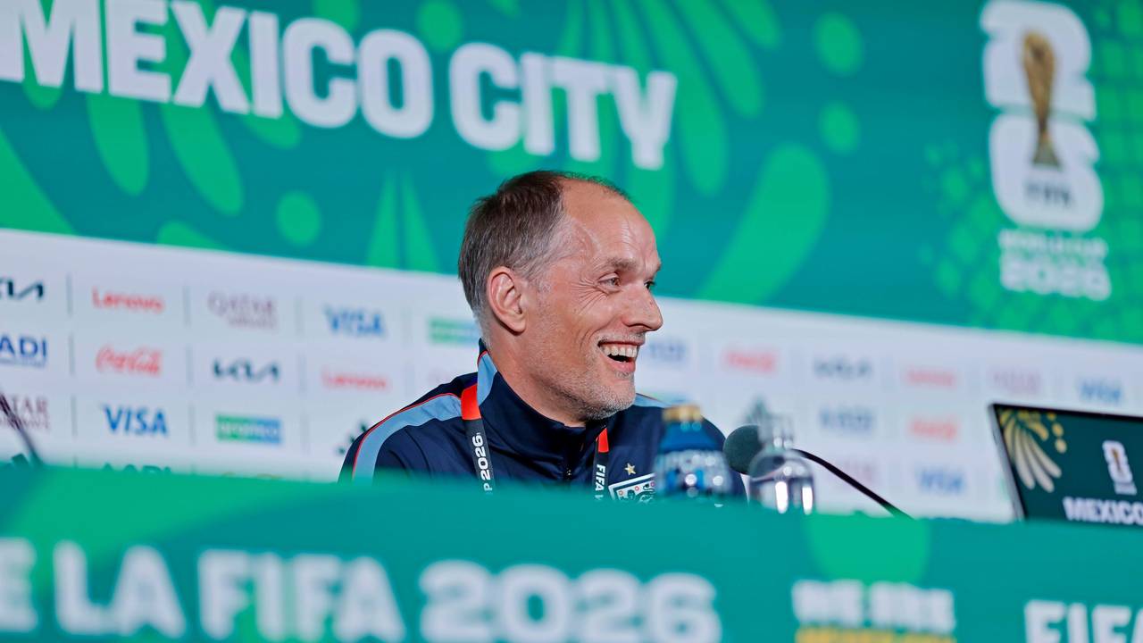Thomas Tuchel lacht bei der Pressekonferenz.