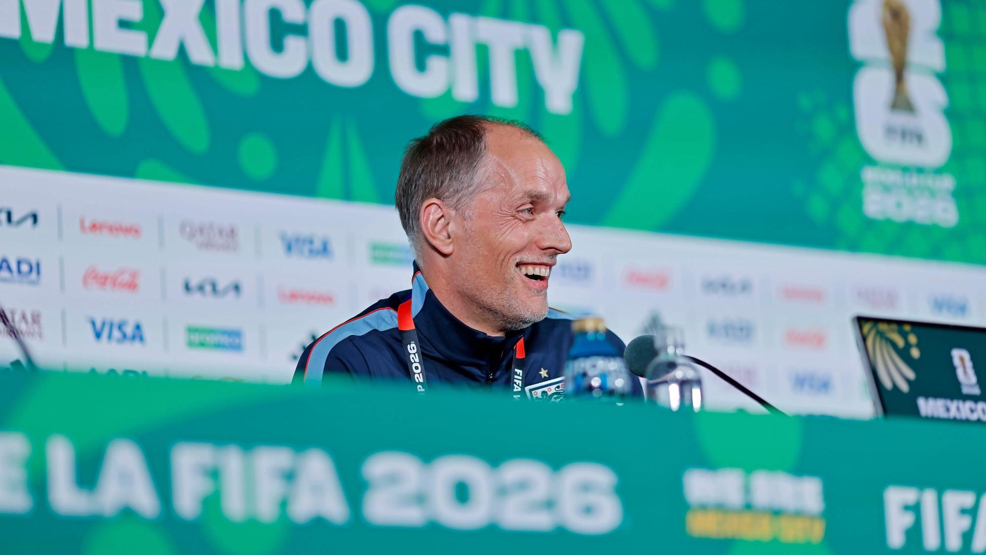 Thomas Tuchel lacht bei der Pressekonferenz.
