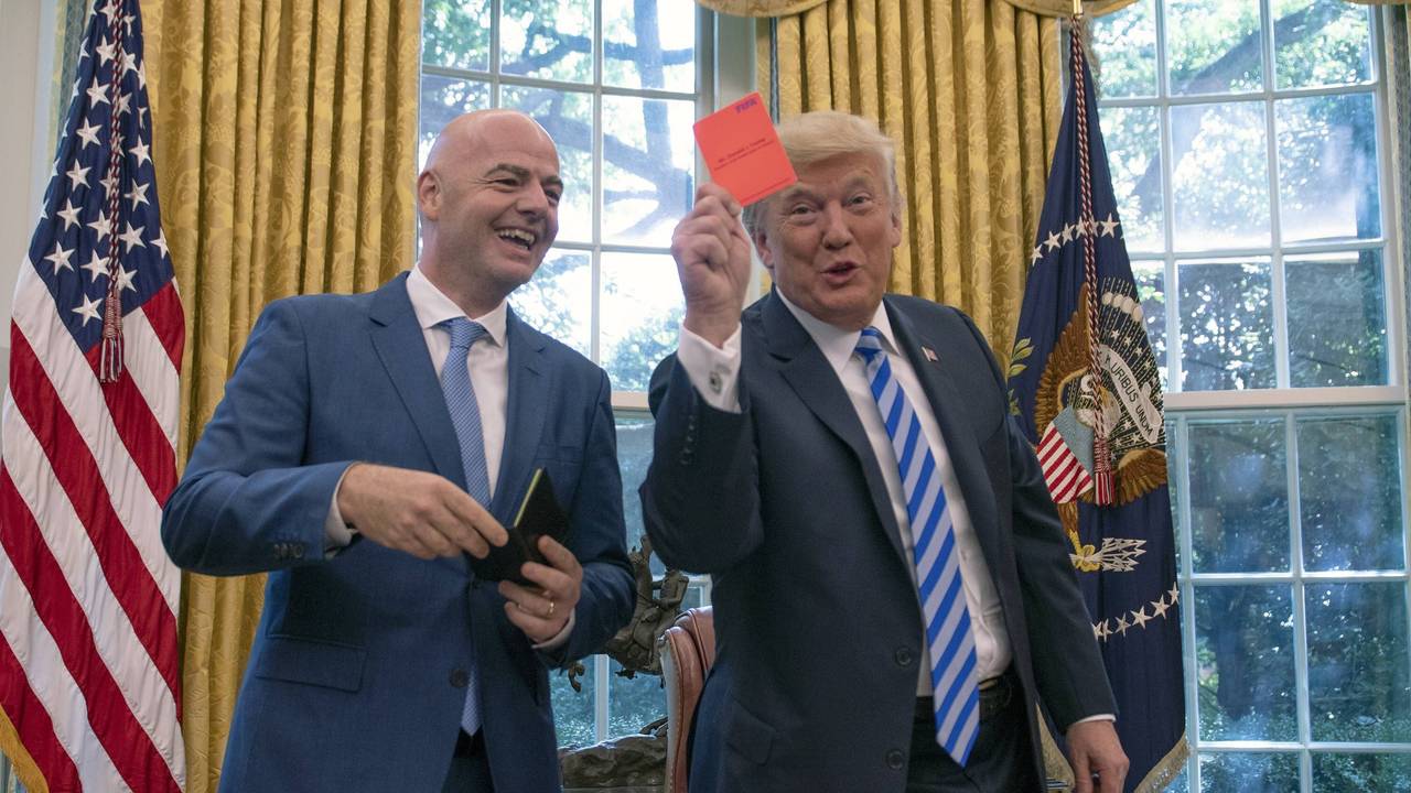 US-Präsident Donald Trump hält im Oval Office eine Rote Karte in die Kamera, FIFA-Präsident Gianni Infantino lacht.