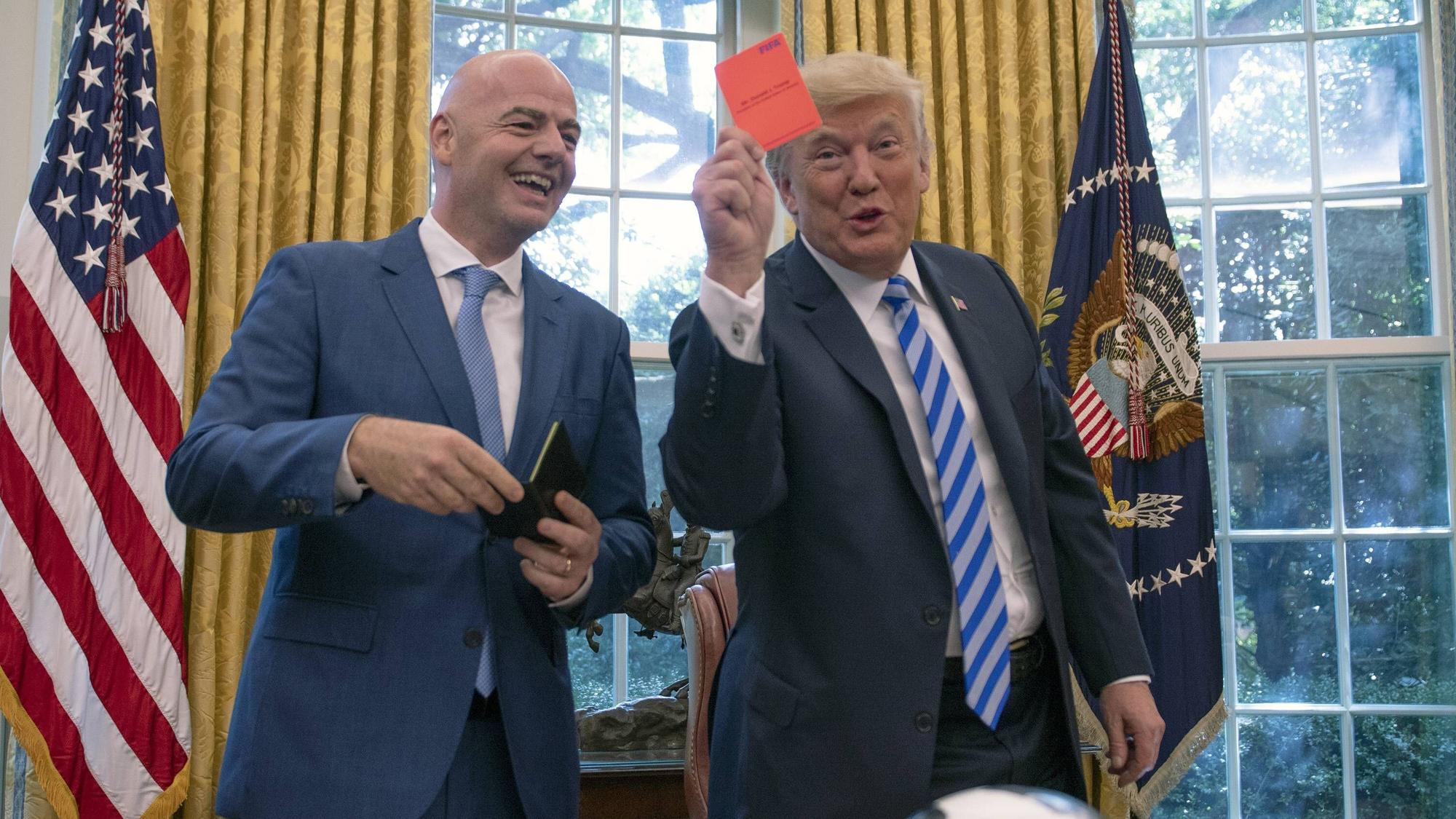 US-Präsident Donald Trump hält im Oval Office eine Rote Karte in die Kamera, FIFA-Präsident Gianni Infantino lacht.