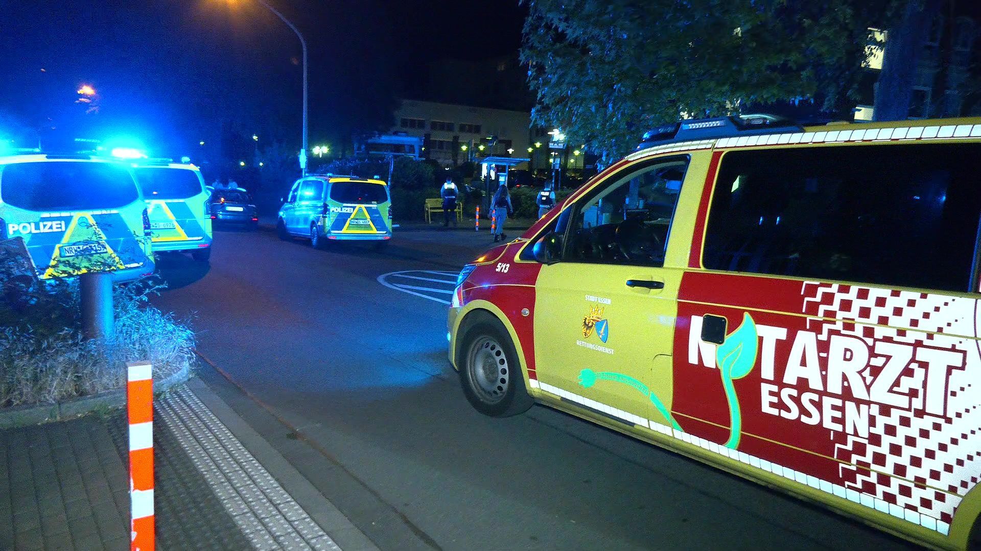 Ein Krankenwagen und Fahrzeuge der Polizei sind in der Nacht zu Sonntag in Essen im Einsatz. Bei einer Auseinandersetzung ist ein Mann gestorben.