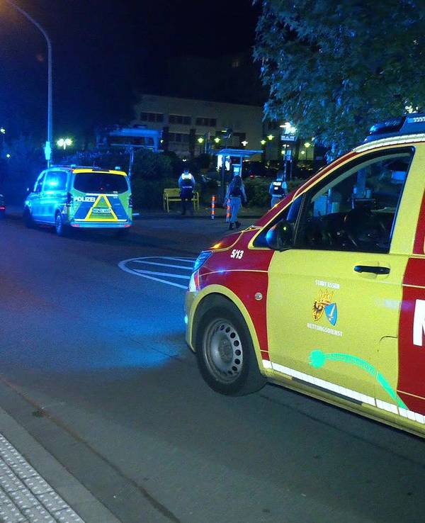 Ein Krankenwagen und Fahrzeuge der Polizei sind in der Nacht zu Sonntag in Essen im Einsatz. Bei einer Auseinandersetzung ist ein Mann gestorben.
