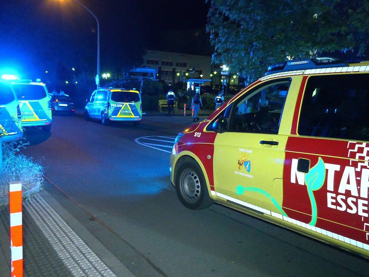 Ein Krankenwagen und Fahrzeuge der Polizei sind in der Nacht zu Sonntag in Essen im Einsatz. Bei einer Auseinandersetzung ist ein Mann gestorben.