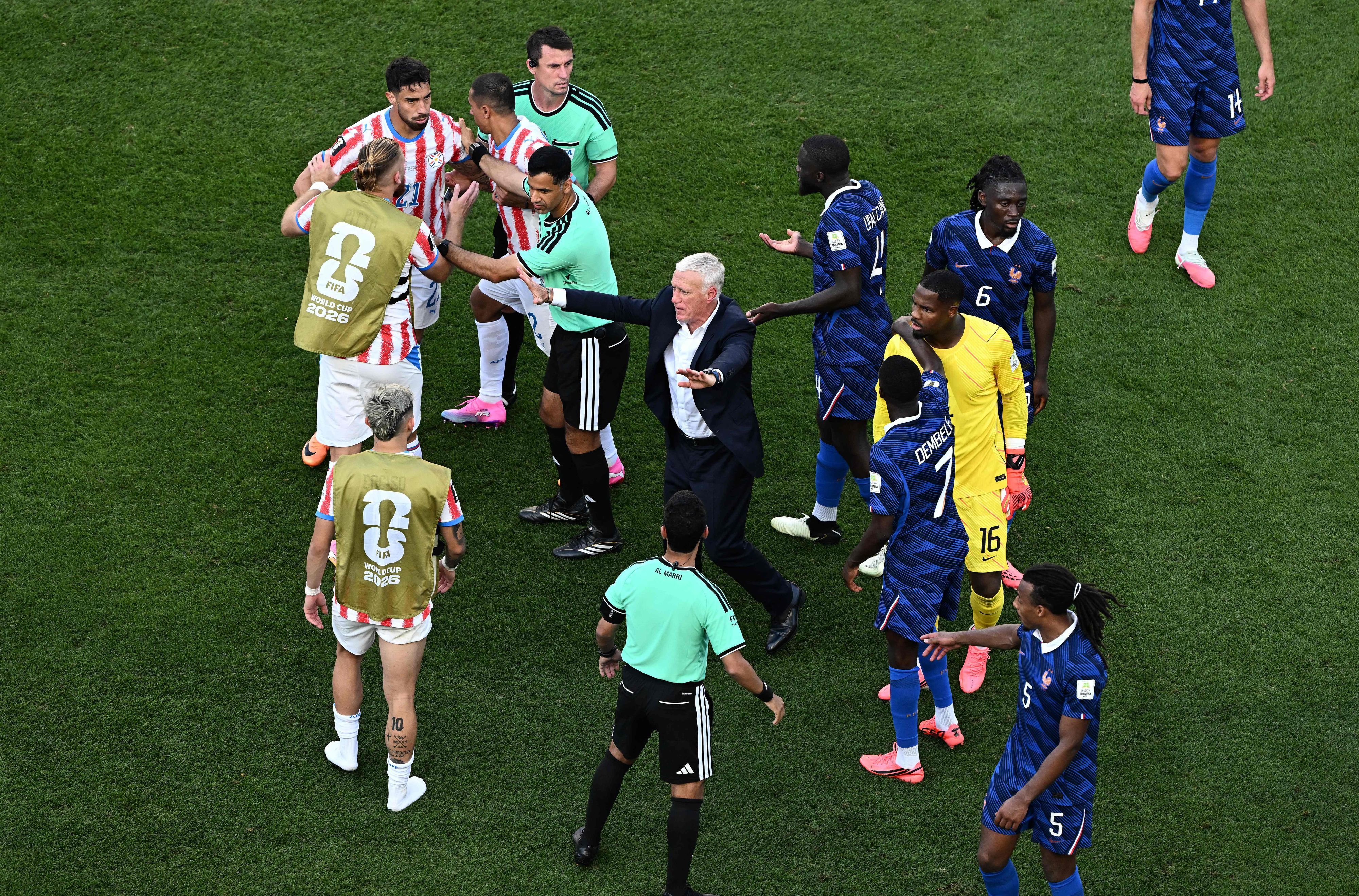 Rudelbildung nach dem WM-Spiel Frankreich - Paraguay.