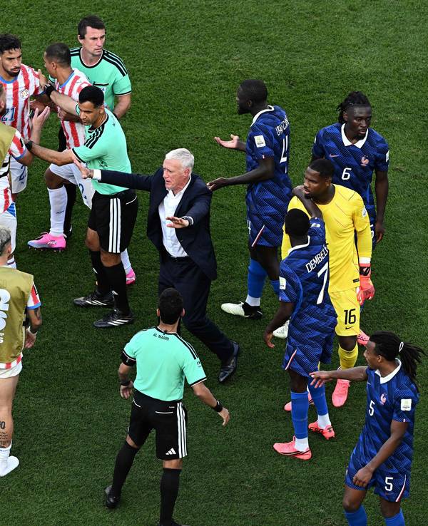 Rudelbildung nach dem WM-Spiel Frankreich - Paraguay.