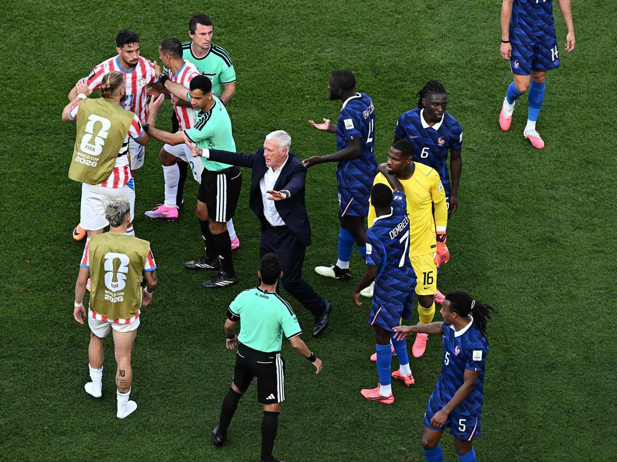 Rudelbildung nach dem WM-Spiel Frankreich - Paraguay.