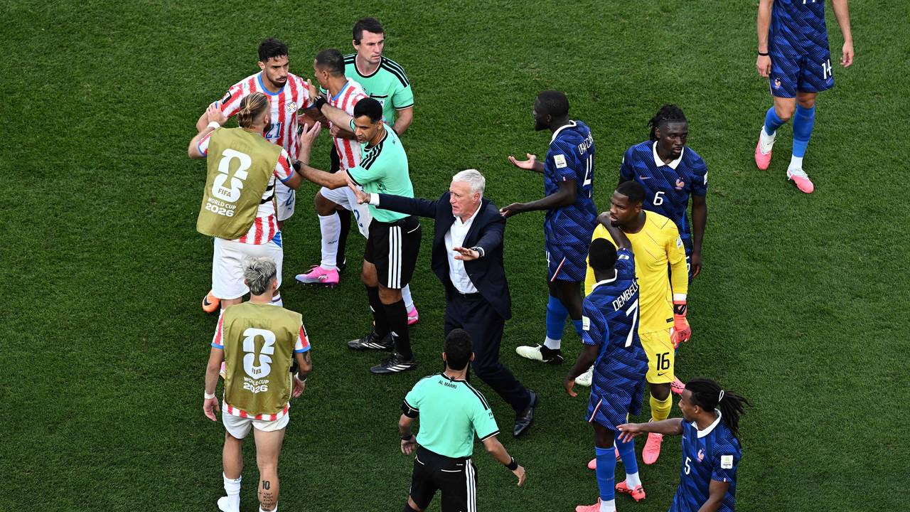 Rudelbildung nach dem WM-Spiel Frankreich - Paraguay.
