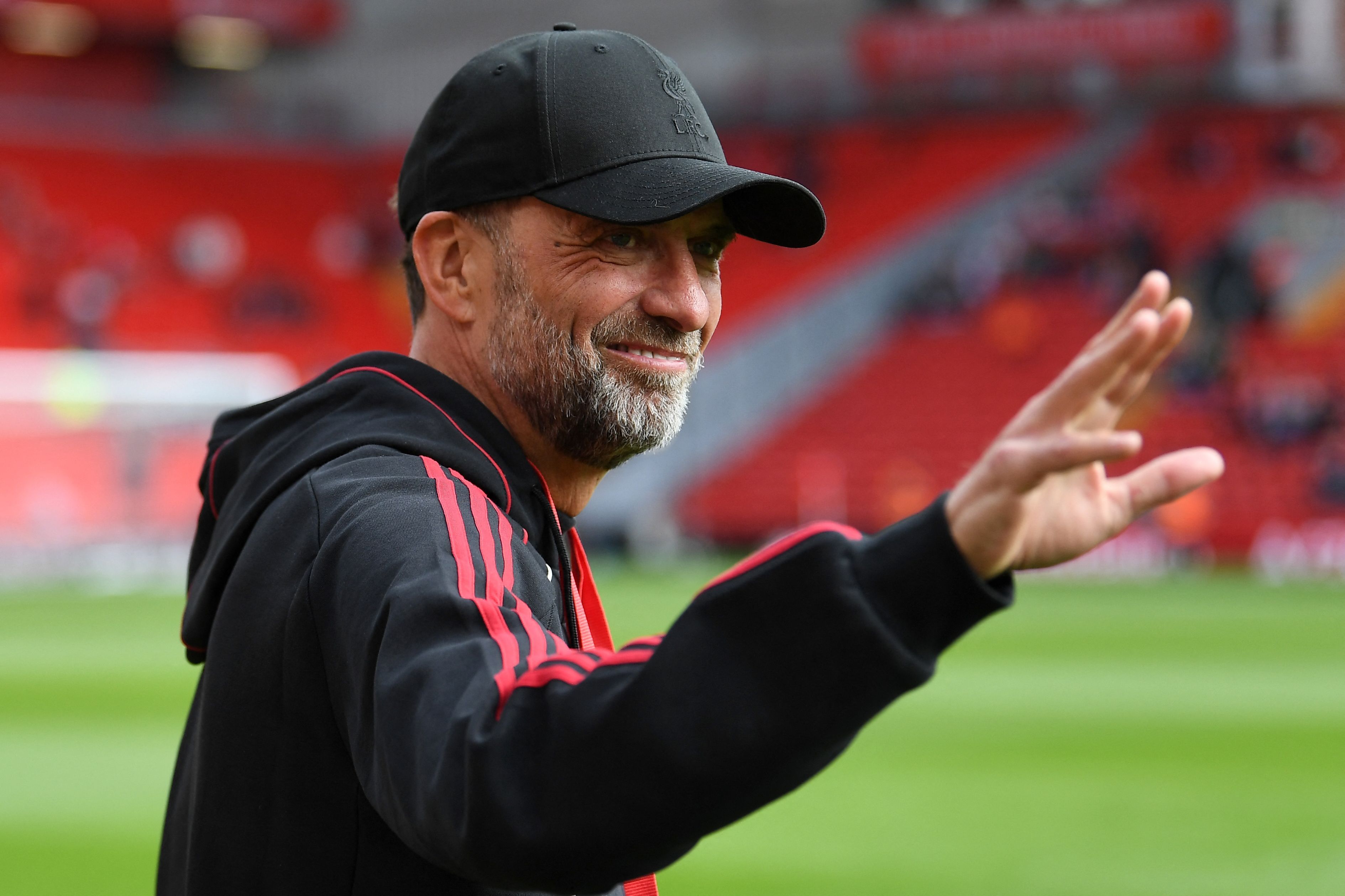 Jürgen Klopp winkt im Stadion.