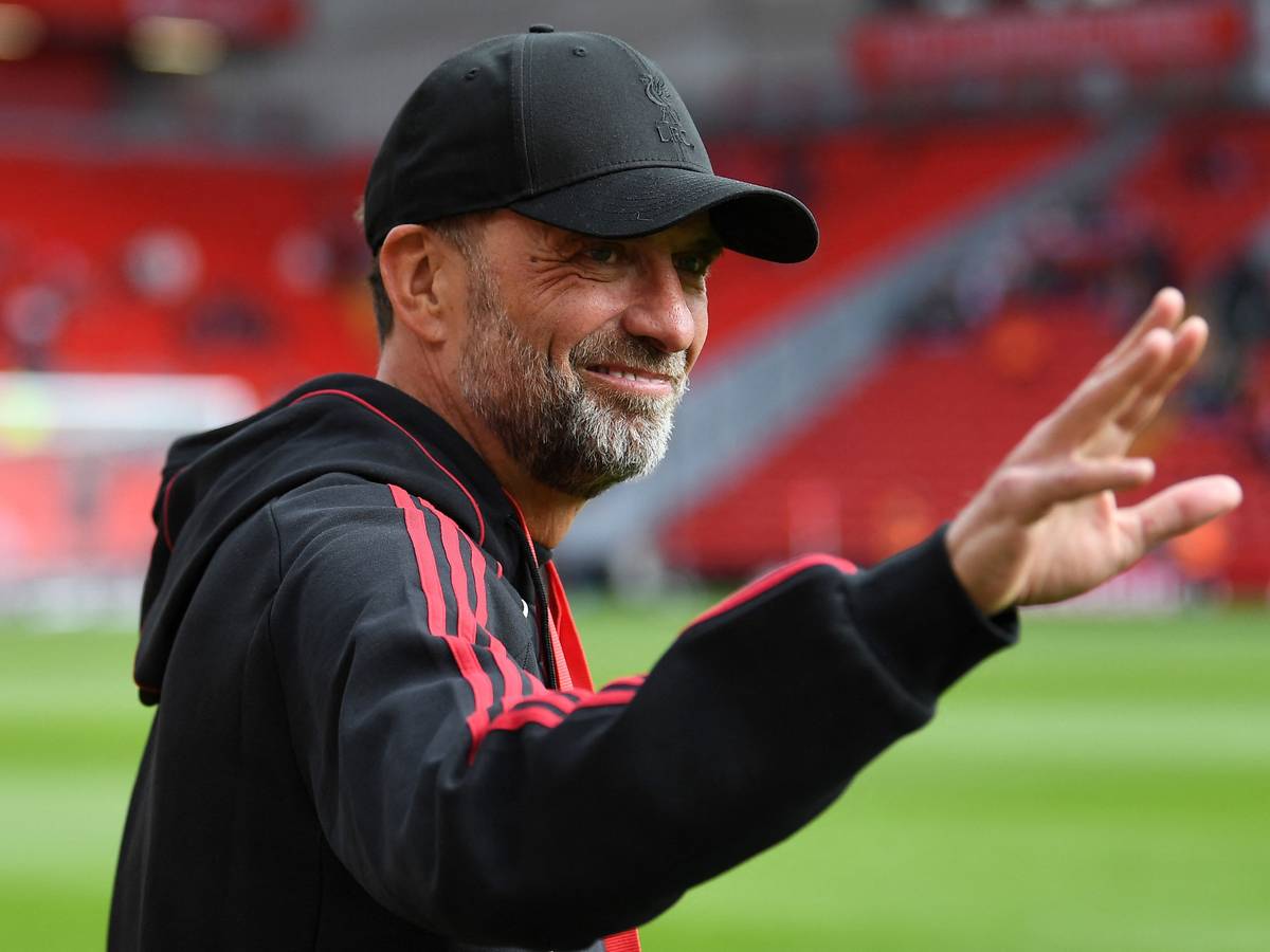 Jürgen Klopp winkt im Stadion.