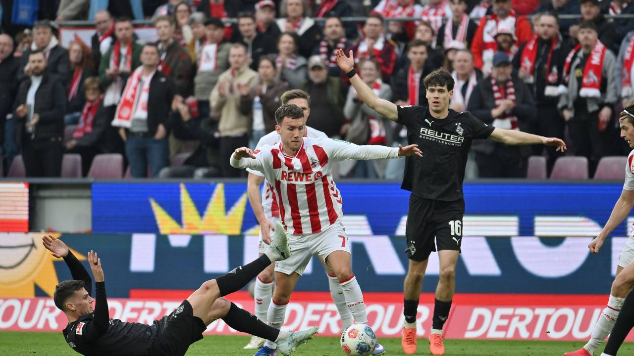 Luca Waldschmidt im Duell mit Yannick Engelhardt.