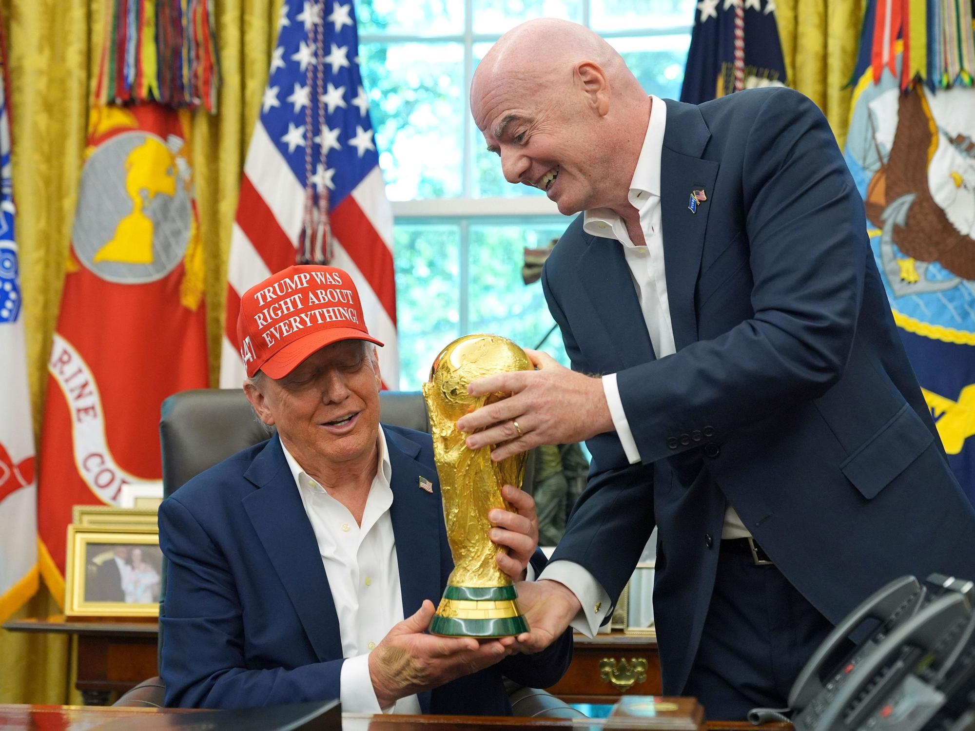 FIFA-Präsident Gianni Infantino (r) überreicht US-Präsident Donald Trump die FIFA World Cup Winners Trophy bei einer Ankündigung im Oval Office des Weißen Hauses.