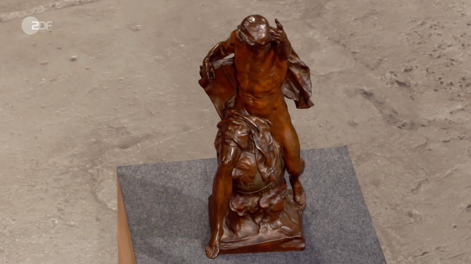 Eine Skulptur aus dem Familienbesitz ordnete Bianca Berding dem französischen Bildhauer Émile Picot zu.  (Bild: ZDF)